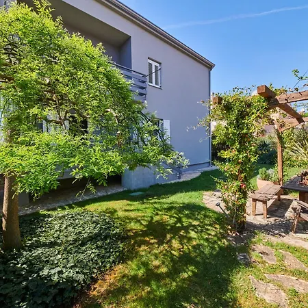 Mina's Shine * Umago